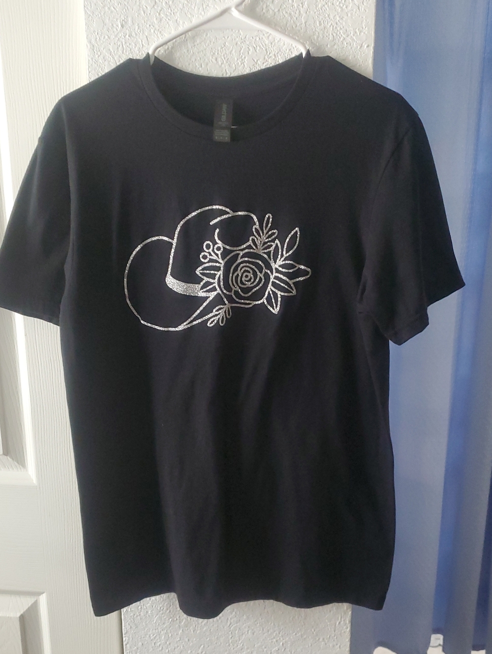 Western Style Gildan Black Short-Sleeve with Silver Hat & Floral Outline Women's